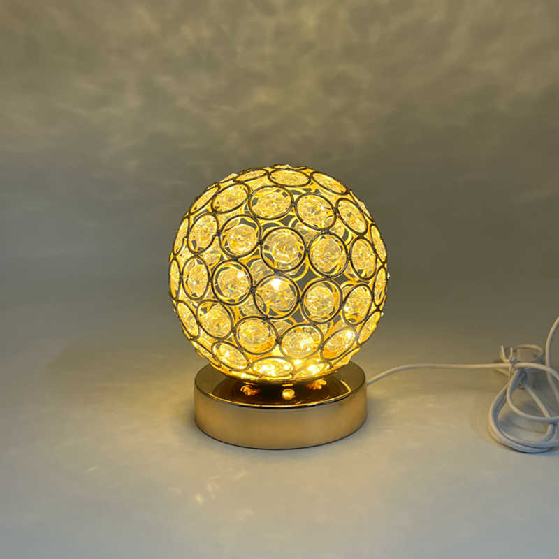 lampe de chevet vintage allumee sur table