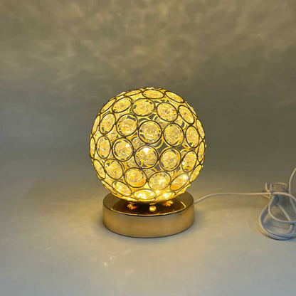 lampe de chevet vintage allumee sur table