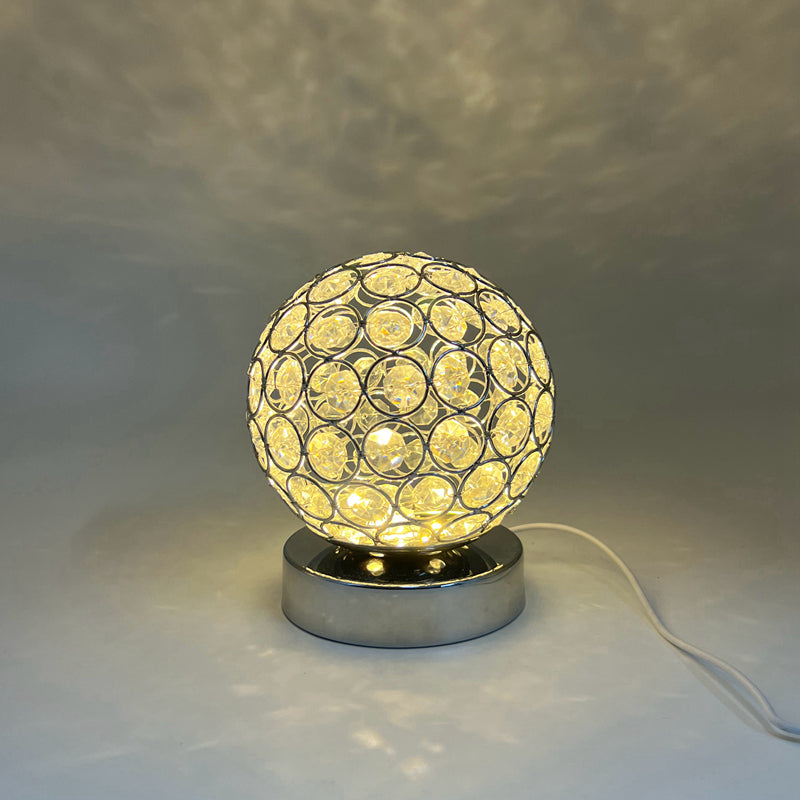 lampe de chevet vintage argent allumee