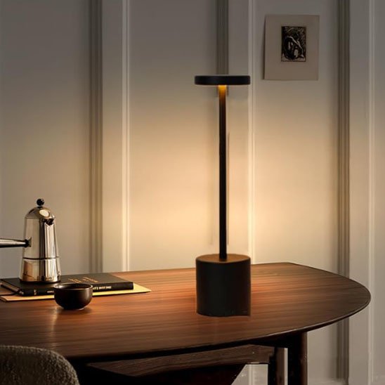 lampe de table allumee dans un coin de lecture