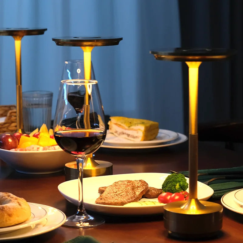 lampe de table led sans fil placee au centre dinner familiale