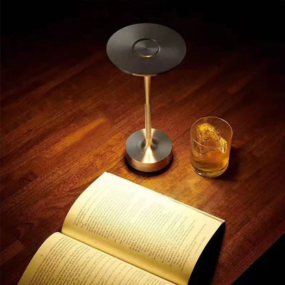 lampe de table led sans fil sur table de lecture