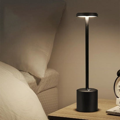 lampe de table noir dans une chambre a coucher