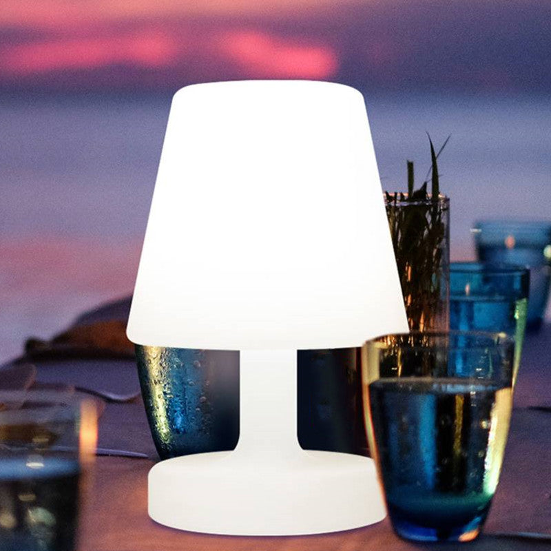 lampe de table sans fil led au restaurant