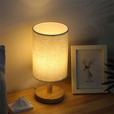 Lampe LED de table sans fil dans une chambre