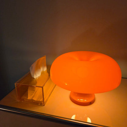 lampe orange champignon allumee sur petite table
