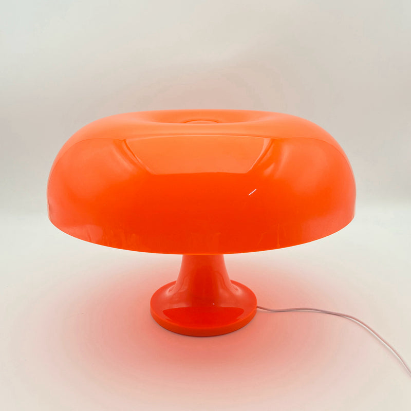 lampe orange champignon branche sur table