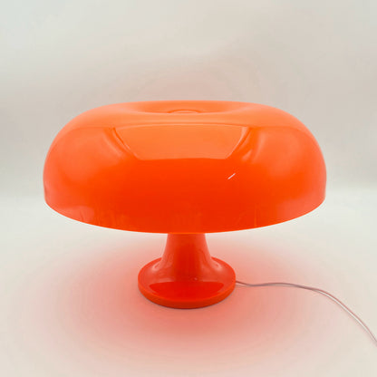 lampe orange champignon branche sur table