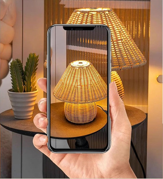 personne prendre photo lampe de chevet rotin allumee