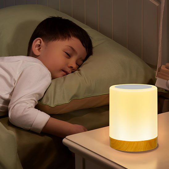 petit garçon dort avec lampe de chevet tactiles
