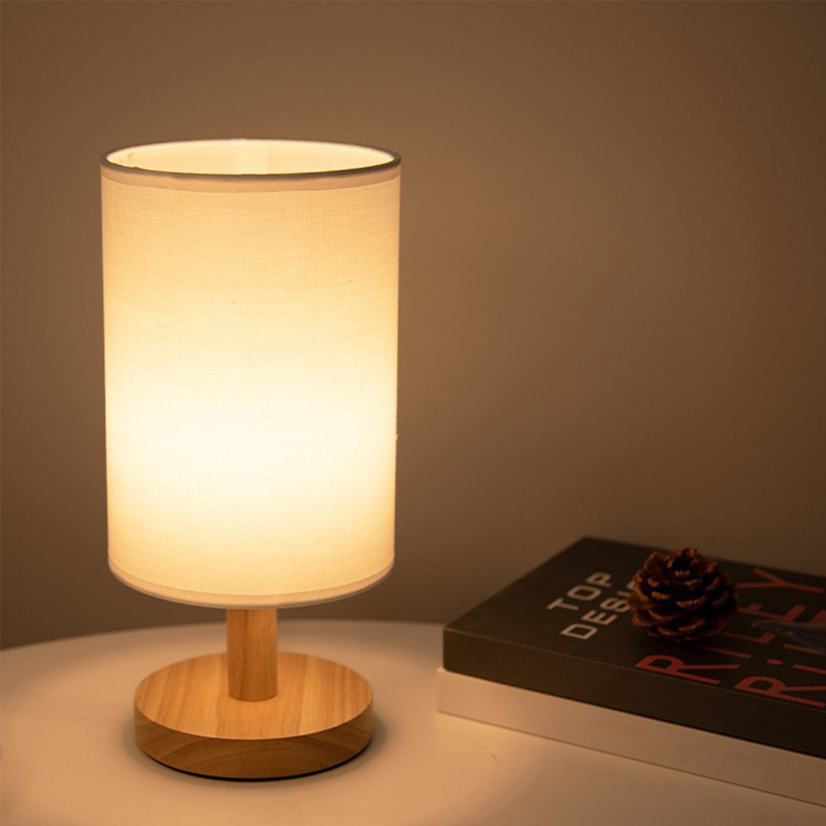 table de lecture avec lampe de chevet en bois